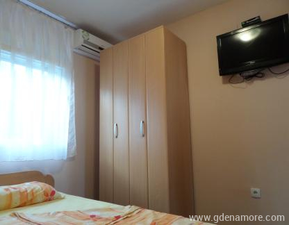 Apartamentos Milosavljevic, Apartamento 3, alojamiento privado en Dobre Vode, Montenegro